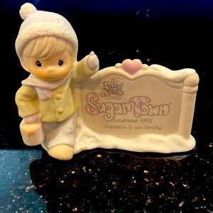 RARE RETIRED PRECIOUS MOMENTS SUGAR TOWN "SAM B. POPULATION SIGN"